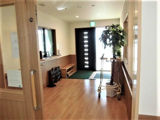 清潔な廊下と受付