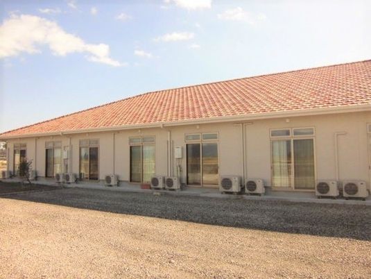 一階建ての明るい外観