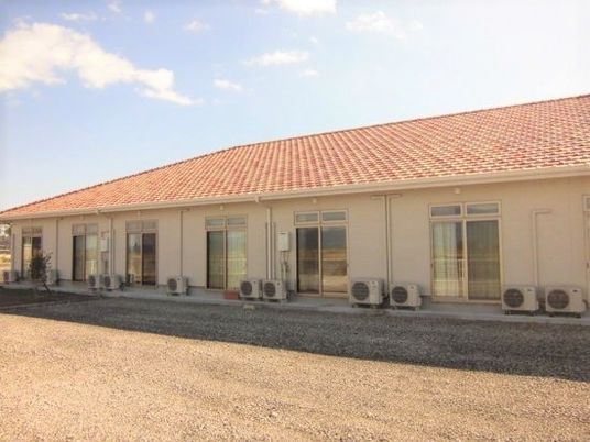 一階建ての明るい外観