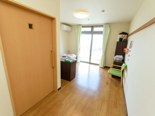 明るい個室の居室