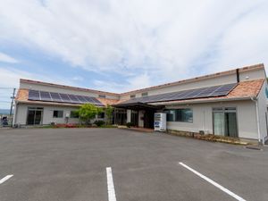 明るく広々した施設のエントランス