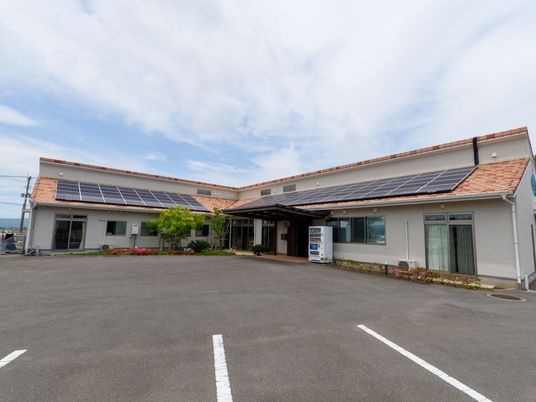 明るく広々した施設のエントランス