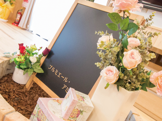 花と看板の飾り 看板 色鮮やかな花々と飾られた黒板風の看板が、温かみのある空間を演出しています。