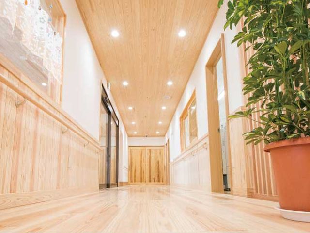 廊下の風景 廊下 木の温もりが感じられる広々とした廊下です。心地よい明るさがあり、リラックスできます。