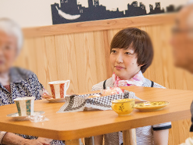 笑顔で会話する人々の様子 ダイニングルーム リラックスしながら会話を楽しむ明るい雰囲気の空間です。お茶をしながらくつろげます。