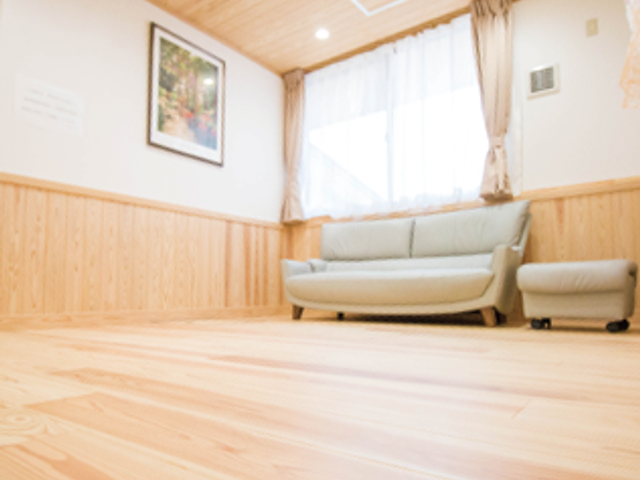 自然光が注ぐ明るい部屋 内観 広々とした空間に、心地よい自然光が差し込むリビングです。温もりを感じられる環境で過ごせます。