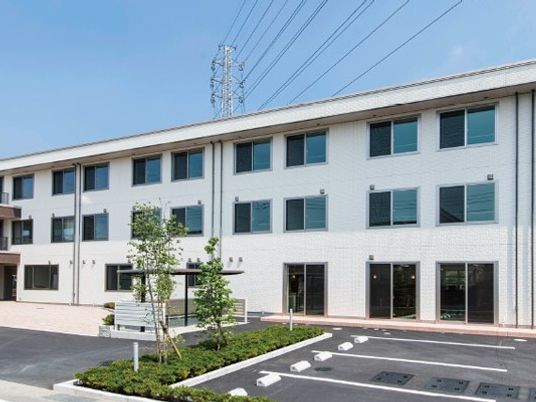 白い外壁の建物外観  