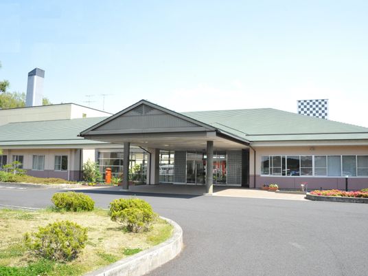 施設の外観と玄関車寄せ  