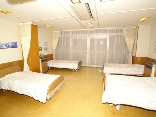 明るい4床の居室  