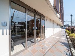 明るいエントランス外観