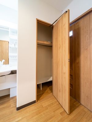 居室の開放的なクローゼット