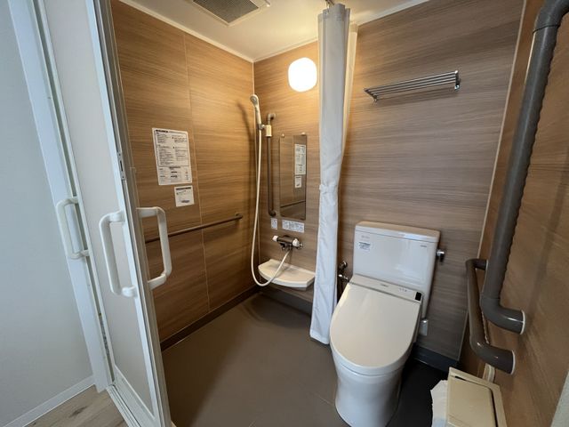 使い勝手の良い浴室 浴室 手すり付きの浴室で、安全を考慮した優しい設計です。清潔感があり、落ち着いた配色の空間です。
