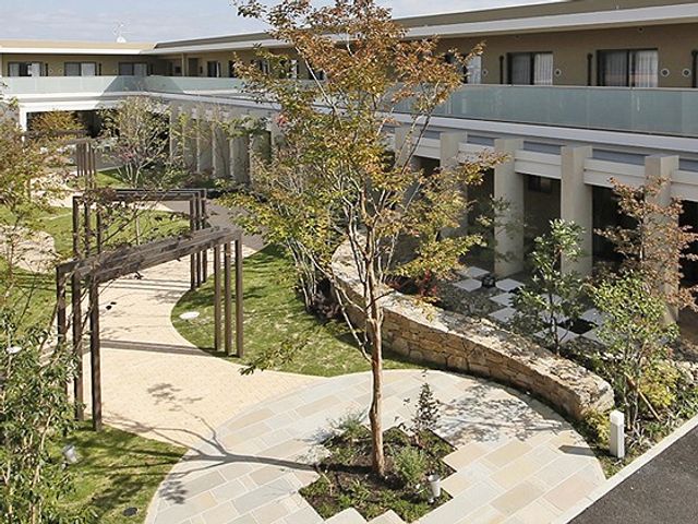 緑豊かな中庭 中庭 自然豊かな中庭はリラックスできる空間です。四季折々の風景を楽しみながら静かなひとときを過ごせます。