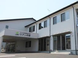 明るい外観の建物