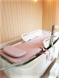 バリアフリー設計の浴室