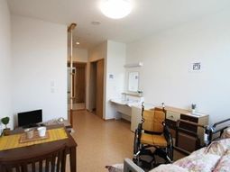 明るい個室の居室