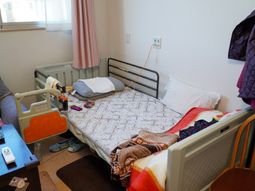 居室のベッドと置物