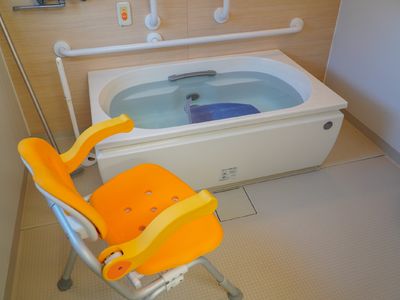 バリアフリー設計の浴室