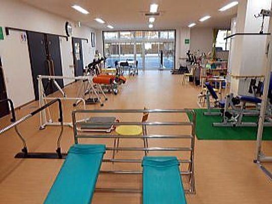 機能訓練室の器具と広い空間  