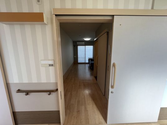  木目調の居室ドア