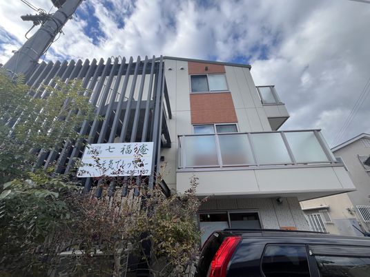 モダンな外観の建物
