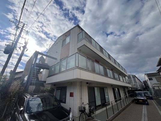 三階建ての建物