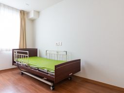 明るい居室のベッド