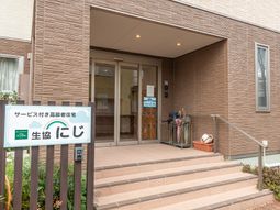 清潔なエントランス外観