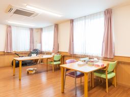 暖色系のダイニングルーム