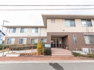 茶色い建物の外観です
