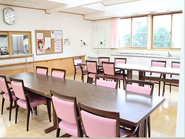 明るいダイニングスペース 食堂 日差しが溢れる食堂で、ご入居者同士のコミュニケーションもはかどります。座り心地の良いチェアを用意して、ゆったりとした食事時間をお過ごしいただけます。