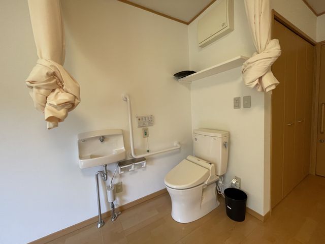 バリアフリートイレ トイレ 手すり付きで安全性が高いトイレです。ゆったりと使える造りになっており、使いやすさを考慮した設計です。