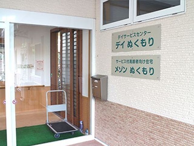 エントランスの清潔な印象 玄関 ガラス戸を配したエントランスは明るく、待合室への案内も視認しやすいです。清掃が行き届いており、心地よい環境でお迎えいたします。