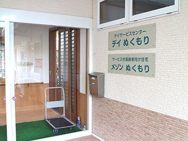 エントランスの清潔な印象 玄関 ガラス戸を配したエントランスは明るく、待合室への案内も視認しやすいです。清掃が行き届いており、心地よい環境でお迎えいたします。