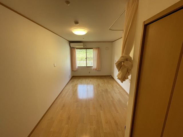 明るい個室の内観 居室 ゆとりある居室は明るく、すっきりした空間で、新たな生活に安心感を与えます。窓からの自然光が心地よいです。