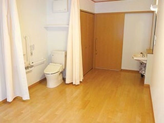 清潔感ある居室空間 居室 ゆとりを感じさせる広々とした居室です。清潔で明るい洗面台やトイレも完備され、快適な生活空間を提供しています。