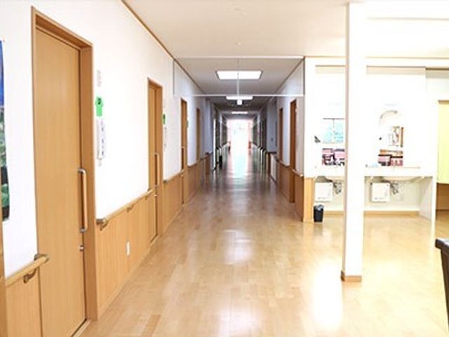 明るい廊下の景色 廊下 広々とした廊下は清潔感があり、自然光がたっぷりと入る設計です。利用者様の快適な移動を支援します。