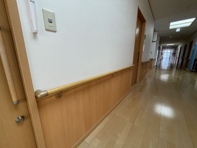 廊下の明るい様子 廊下 ゆったりとした廊下には手すりが設置されており、安全にご移動いただけます。明るく清潔感のある環境をご覧ください。