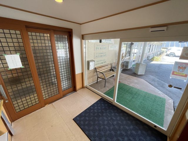 安心のエントランス エントランス 広く開放感のあるエントランスは、訪れた方々を温かく迎えてくれます。ガラス戸越しに自然光が差し込む落ち着いた空間です。