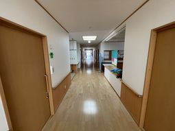 廊下の明るい様子
