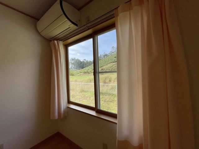 窓からの景色が広がる居室 居室 ゆったりとした居室です。窓辺には自然光がたっぷりと入り、外の緑が心地よいです。