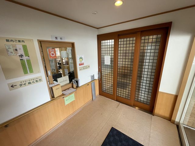 温かみのあるエントランス エントランス ゆったりとしたエントランスは、和の雰囲気を感じさせる造りになっており、心安らぐ空間を提供しています。