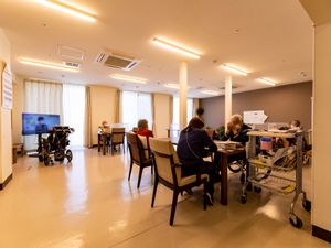 共用スペースで過ごす人々