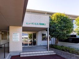 エントランスと緑の木