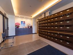 エントランスの明るい様子