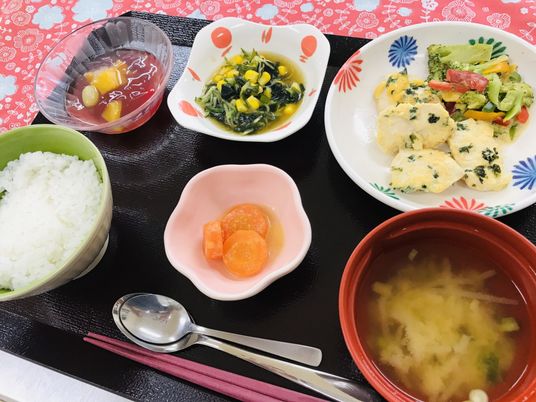 食事準備を行う仕事風景