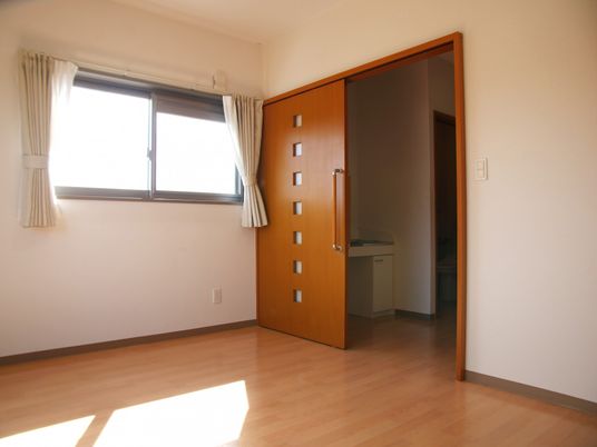 居室のドアと窓