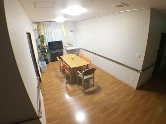 食卓とテレビのある食堂  