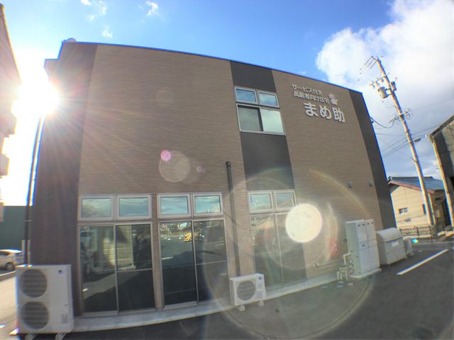 朝の陽光照らす建物外観 外観 清潔感のある建物が朝日に照らされています。ここでのお仕事は、新しい一日の始まりを爽やかに迎えられそうです。