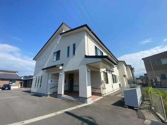 白い建物の外観